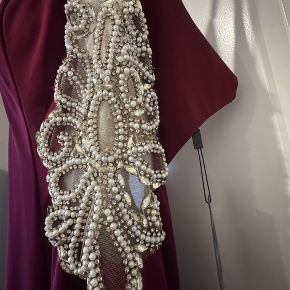 WINE COLORED, LONG MERMAID DRESS WITH SIDE CUT OUTS. - Picture 5 of 6